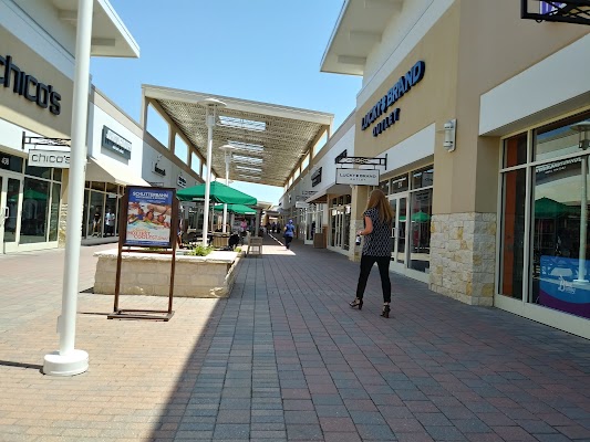 Bloomingdale's Outlet